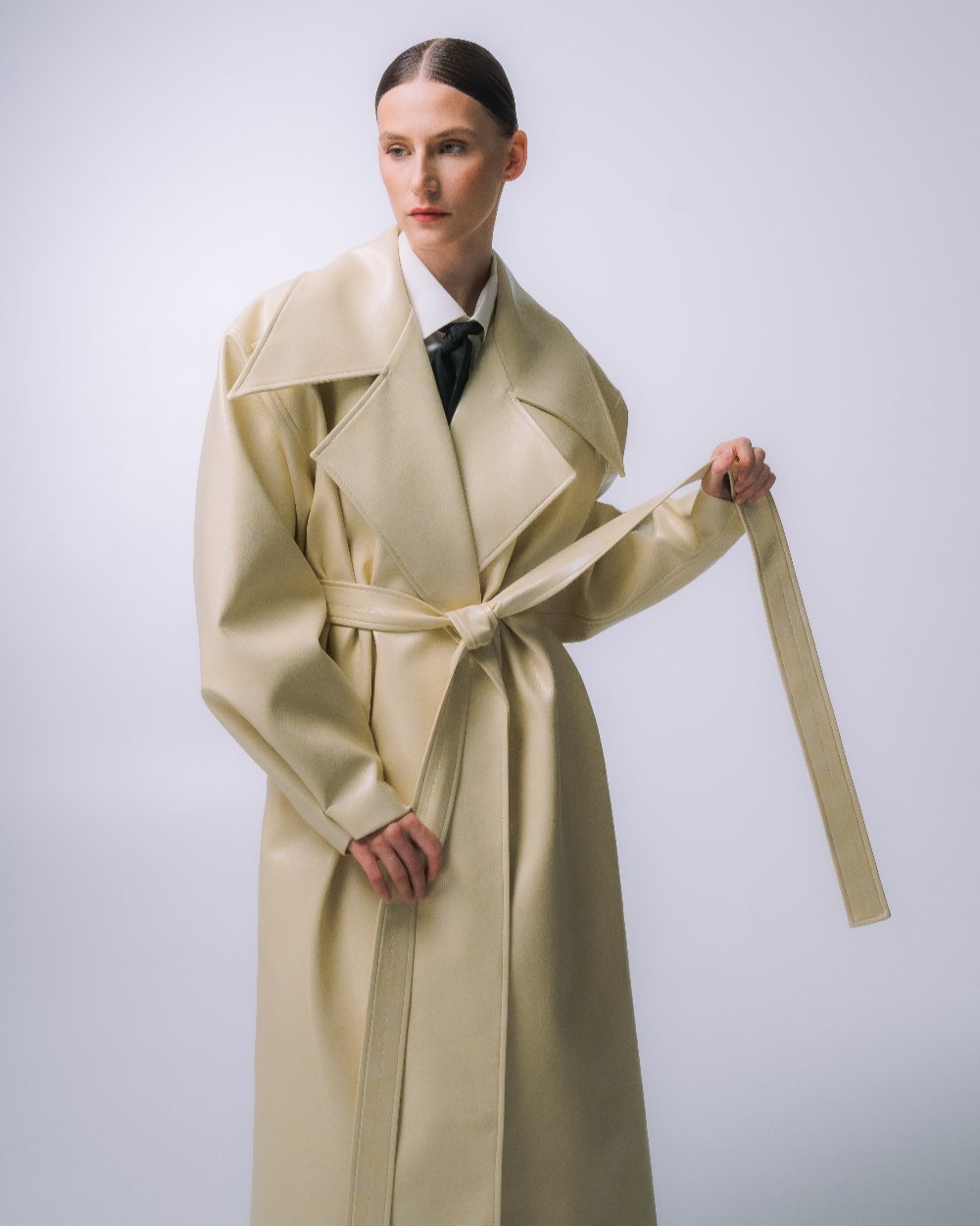 CREAM COAT WITH A GRAPHIC ECO-LEATHER COLLAR
